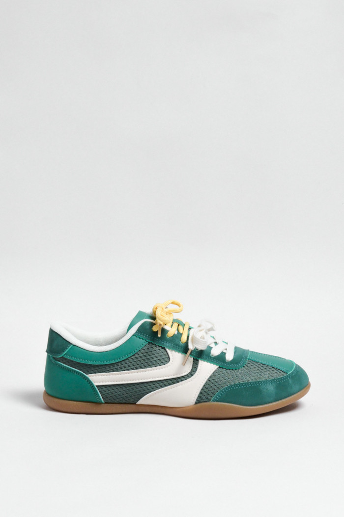 Tenis unicolores tipo casuales con cortes y cordones
