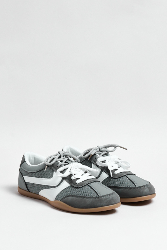 Tenis unicolores tipo casuales con cortes y cordones
