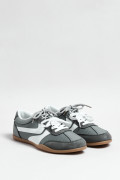 Tenis unicolores tipo casuales con cortes y cordones
