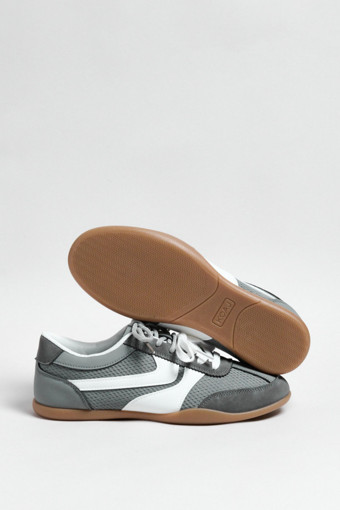 Tenis unicolores tipo casuales con cortes y cordones
