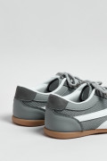 Tenis unicolores tipo casuales con cortes y cordones
