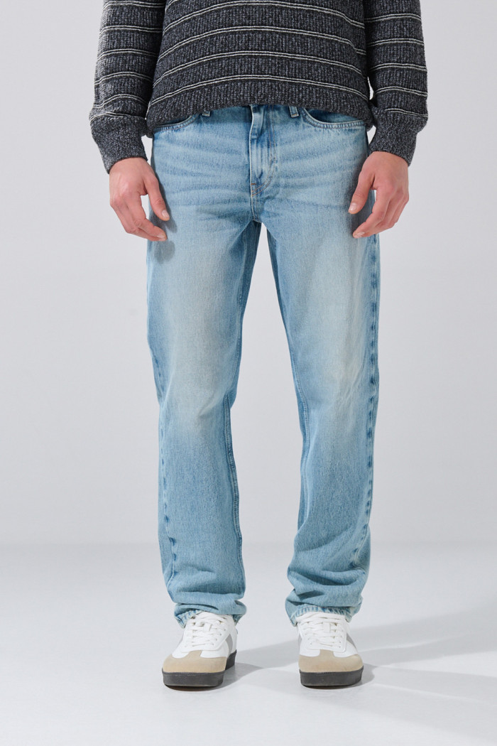 Jean azul claro 90´S infaltables con bota recta y tiro bajo
