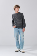 Jean azul claro 90´S infaltables con bota recta y tiro bajo

