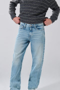 Jean azul claro 90´S infaltables con bota recta y tiro bajo
