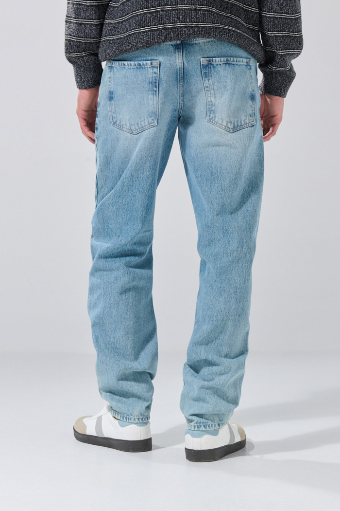 Jean azul claro 90´S infaltables con bota recta y tiro bajo
