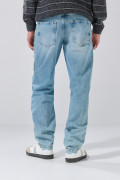 Jean azul claro 90´S infaltables con bota recta y tiro bajo
