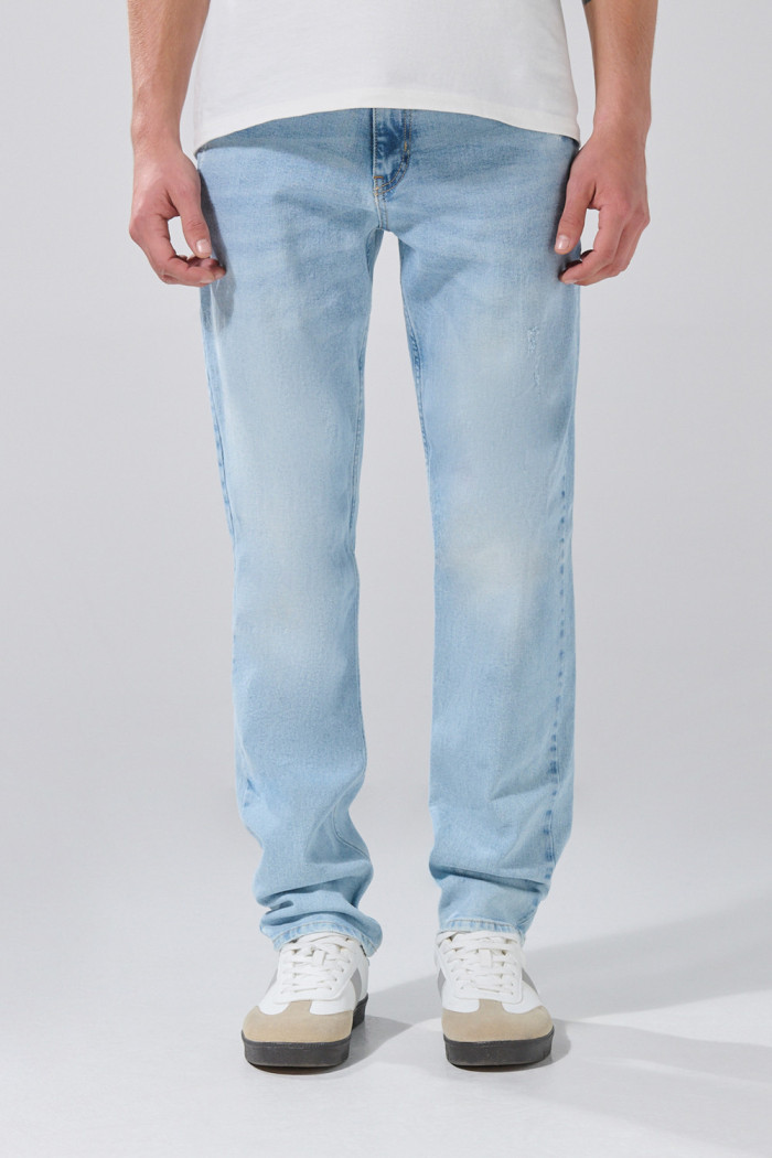 Jean slim infaltables tiro bajo azul claro con desgastes
