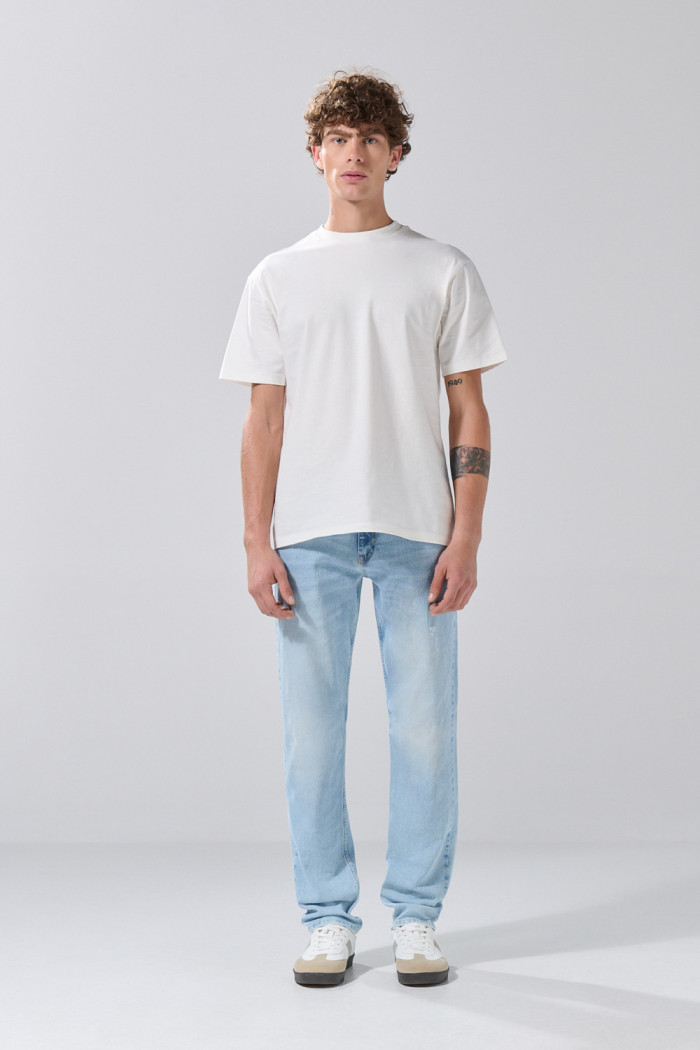 Jean slim infaltables tiro bajo azul claro con desgastes
