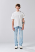Jean slim infaltables tiro bajo azul claro con desgastes
