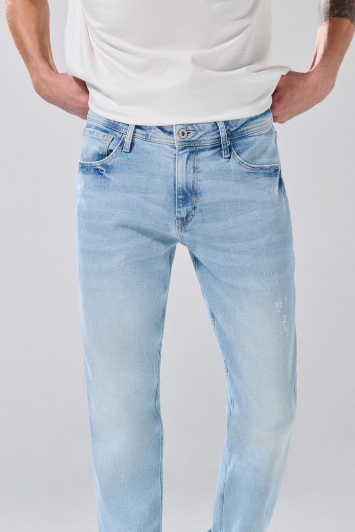 Jean slim infaltables tiro bajo azul claro con desgastes
