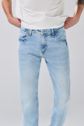Jean slim infaltables tiro bajo azul claro con desgastes
