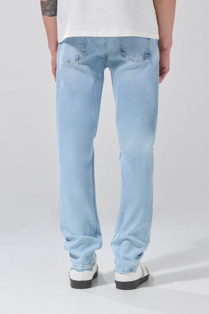 Jean slim infaltables tiro bajo azul claro con desgastes

