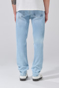 Jean slim infaltables tiro bajo azul claro con desgastes
