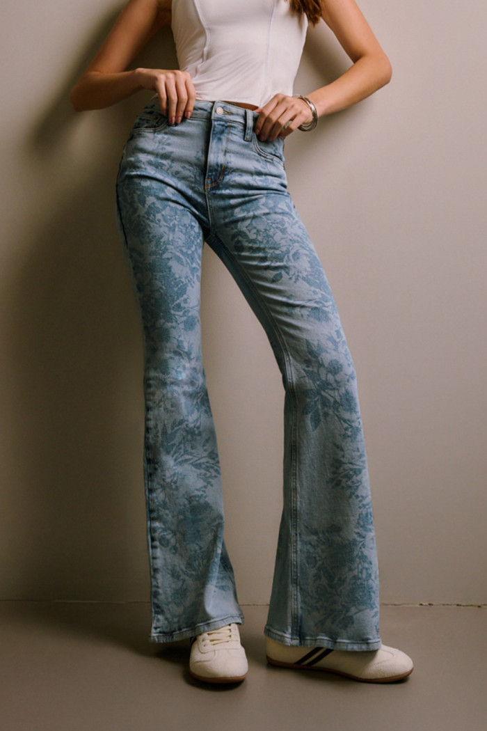 Jean azul flare de Verano Urbano con tiro alto y bota ancha
