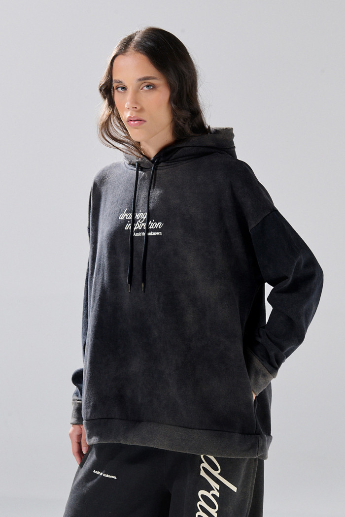 Buzo negro tie dye con capota y texto de Verano Urbano

