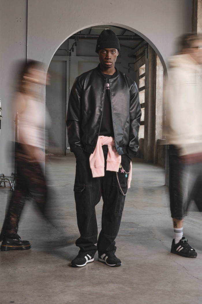 Chaqueta bomber negra de Verano Urbano con broches
