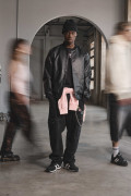Chaqueta bomber negra de Verano Urbano con broches

