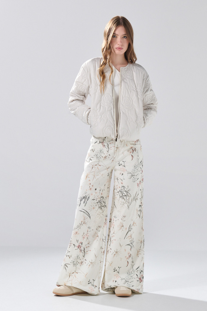 Chaqueta acolchada bomber unicolor con diseños de flores
