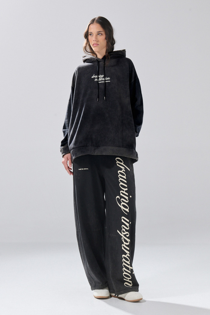Buzo negro tie dye con capota y texto de Verano Urbano
