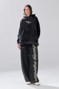 Buzo negro tie dye con capota y texto de Verano Urbano
