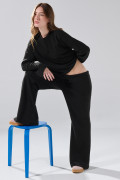 Pantalón unicolor flare con bota ancha y texturas
