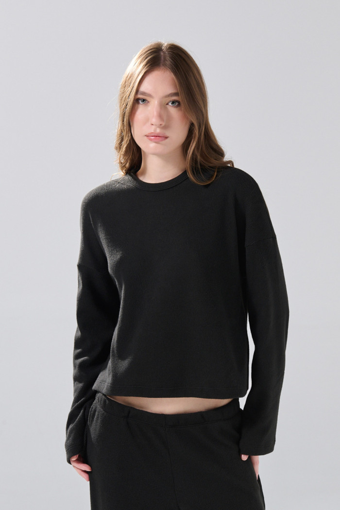Buzo cuello redondo unicolor oversize en tela texturizada
