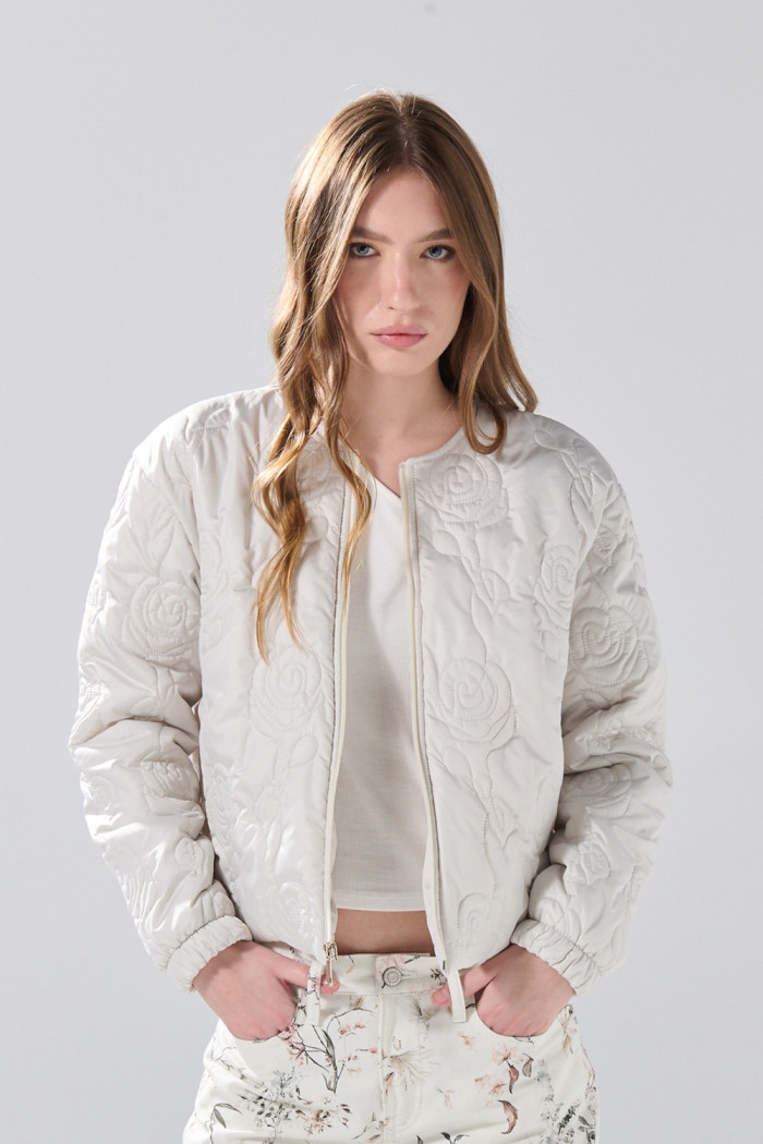 Chaqueta acolchada bomber unicolor con diseños de flores