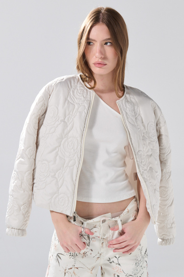 Chaqueta acolchada bomber unicolor con diseños de flores