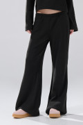Pantalón unicolor flare con bota ancha y texturas
