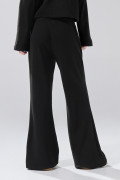 Pantalón unicolor flare con bota ancha y texturas
