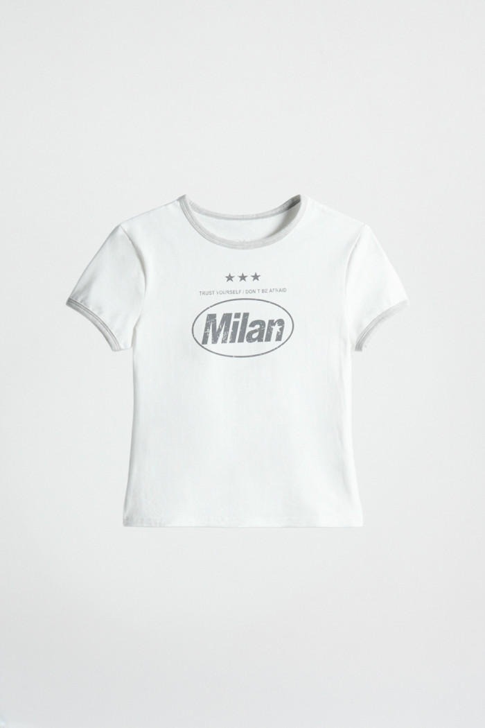 Camiseta crema cuello redondo college de Verano Urbano
