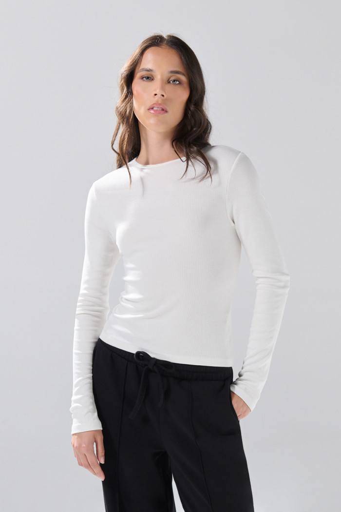 Camiseta en rib ajustada unicolor con manga larga