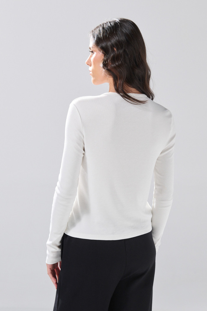 Camiseta en rib ajustada unicolor con manga larga