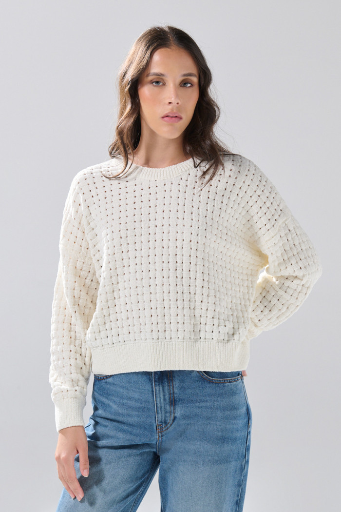 Suéter cuello redondo crema con texturas de cuadros