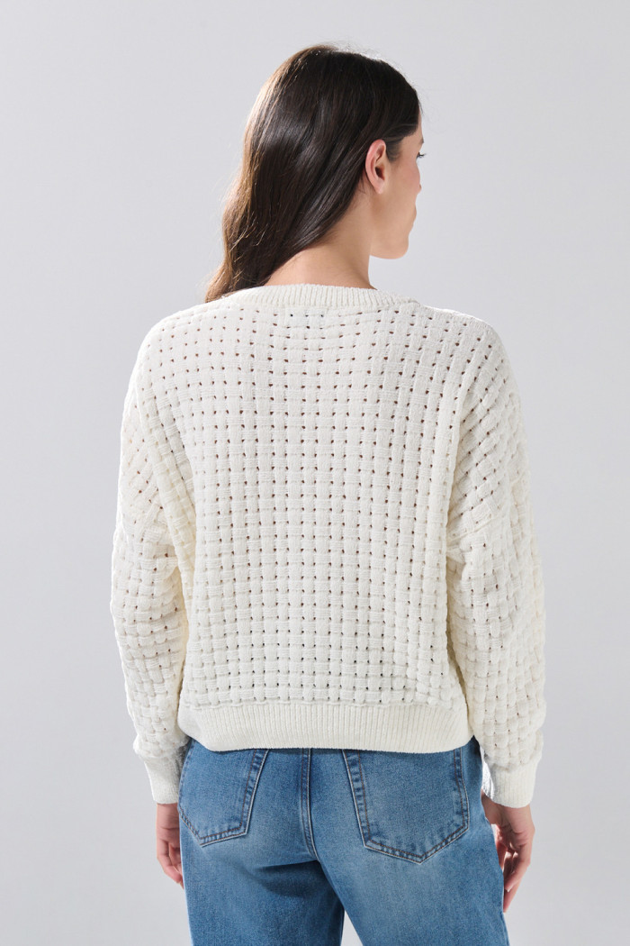 Suéter cuello redondo crema con texturas de cuadros