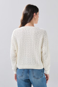 Suéter cuello redondo crema con texturas de cuadros