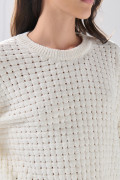 Suéter cuello redondo crema con texturas de cuadros