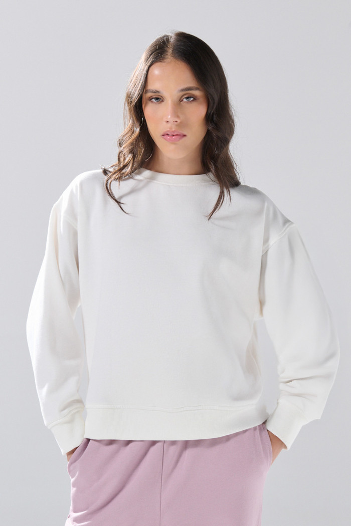 Buzo cuello redondo infaltables unicolor con hombro rodado
