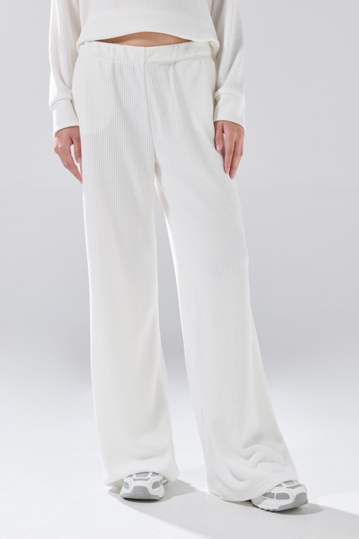 Pantalón jogger unicolor bota ancha con texturas y bolsillos
