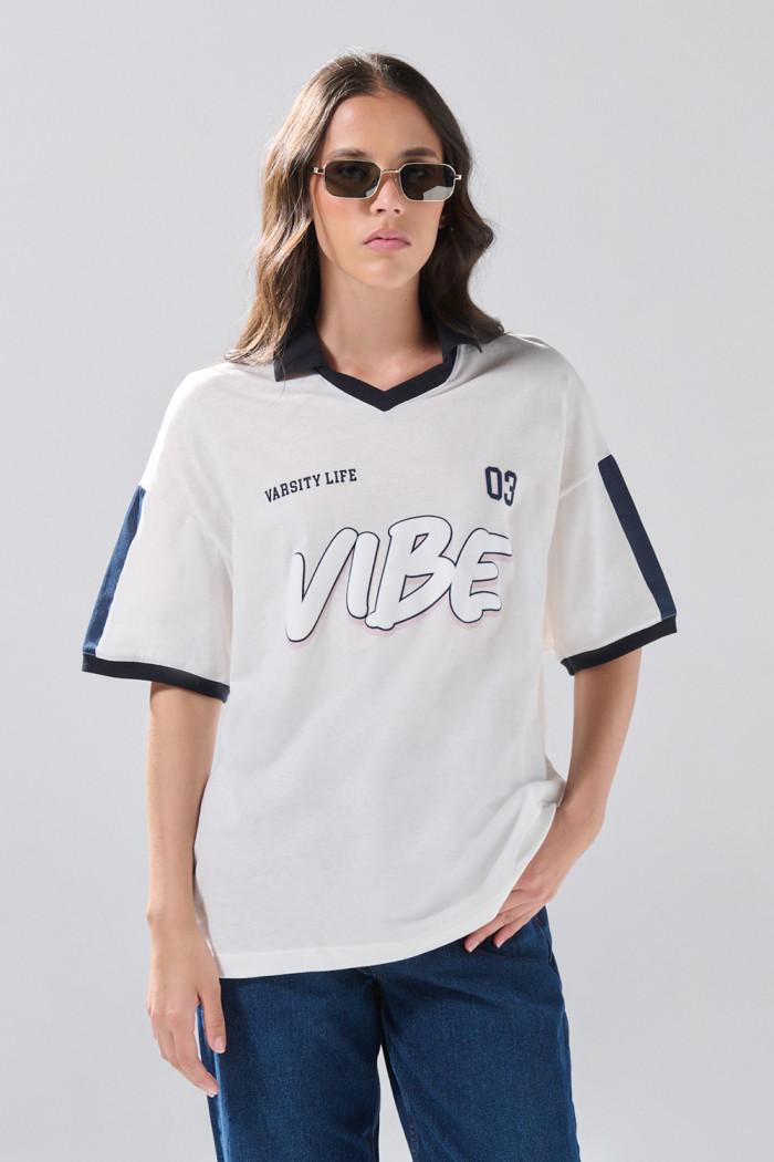 Camiseta crema oversize con cuello polo y artes college
