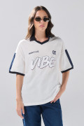 Camiseta crema oversize con cuello polo y artes college
