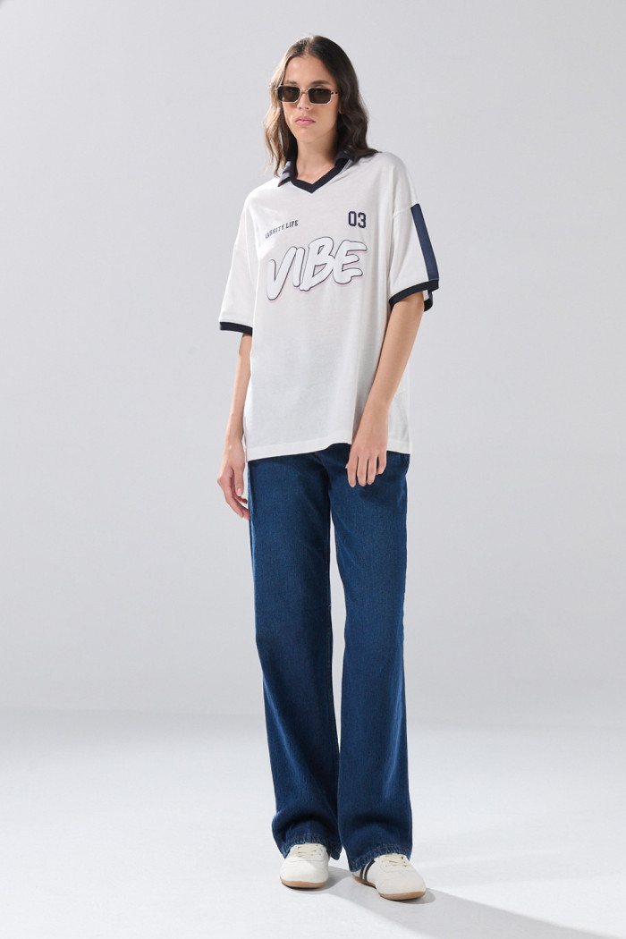 Camiseta crema oversize con cuello polo y artes college

