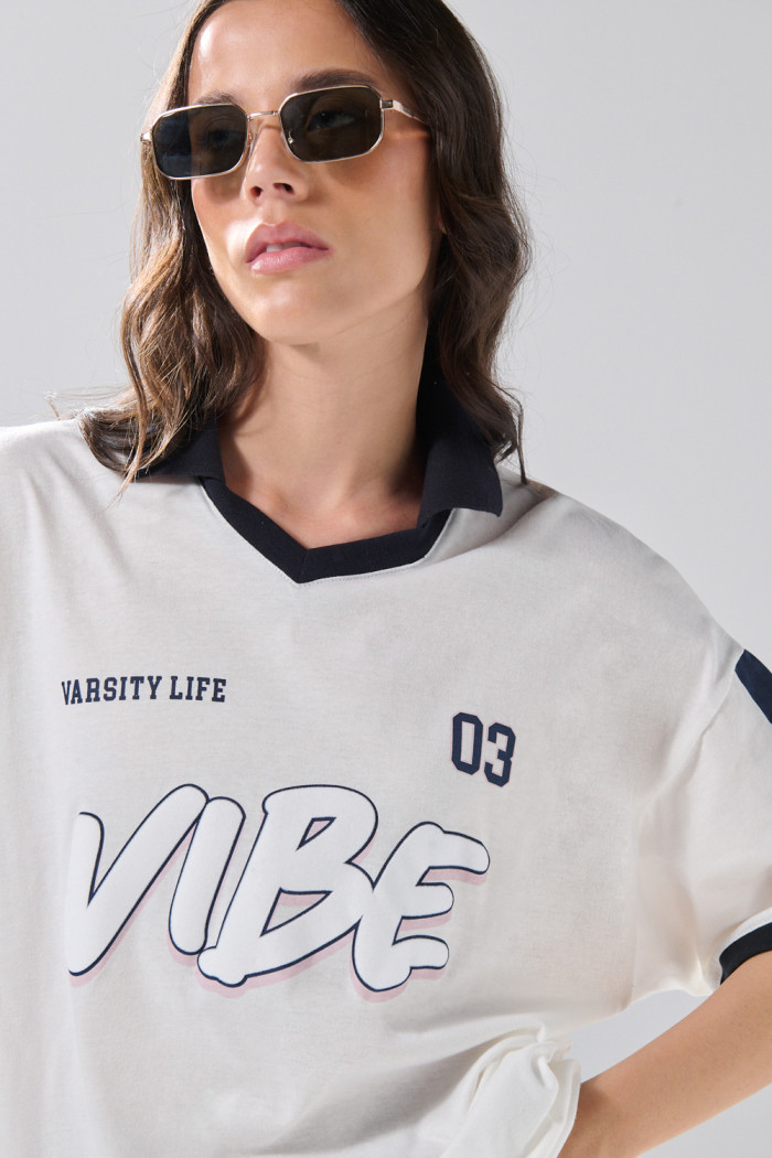 Camiseta crema oversize con cuello polo y artes college
