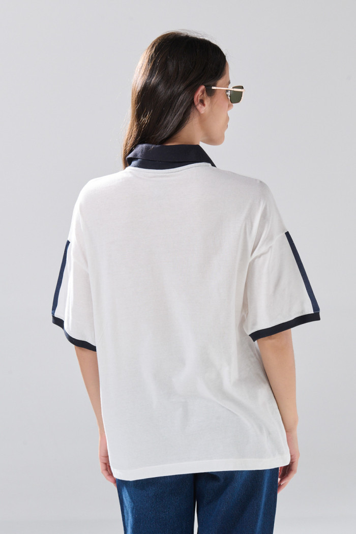 Camiseta crema oversize con cuello polo y artes college
