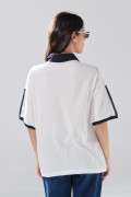 Camiseta crema oversize con cuello polo y artes college
