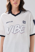 Camiseta crema oversize con cuello polo y artes college
