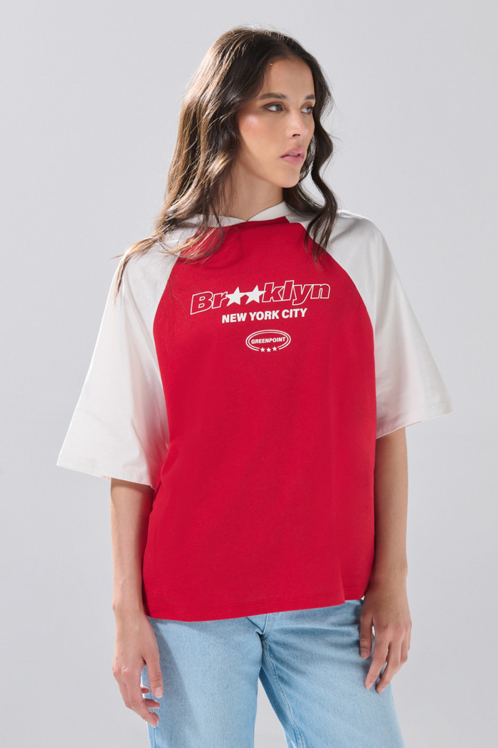 Camiseta oversize roja con manga ranglan y arte college