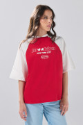 Camiseta oversize roja con manga ranglan y arte college