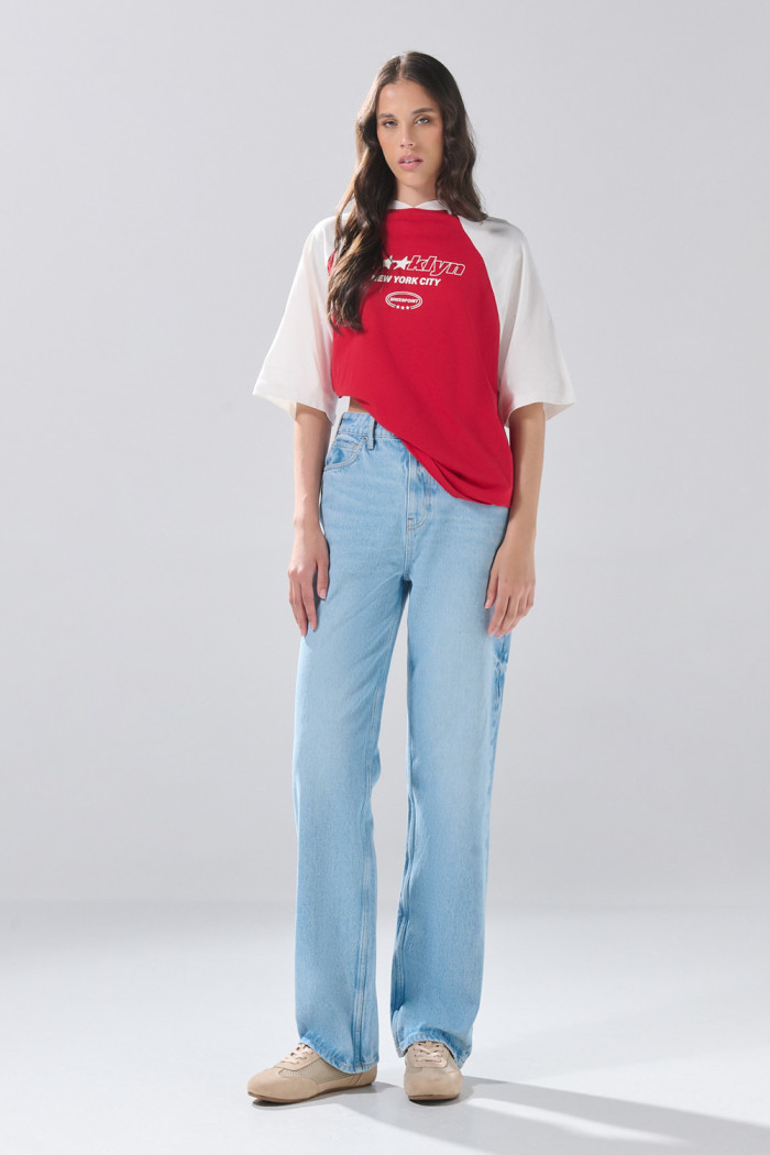 Camiseta oversize roja con manga ranglan y arte college