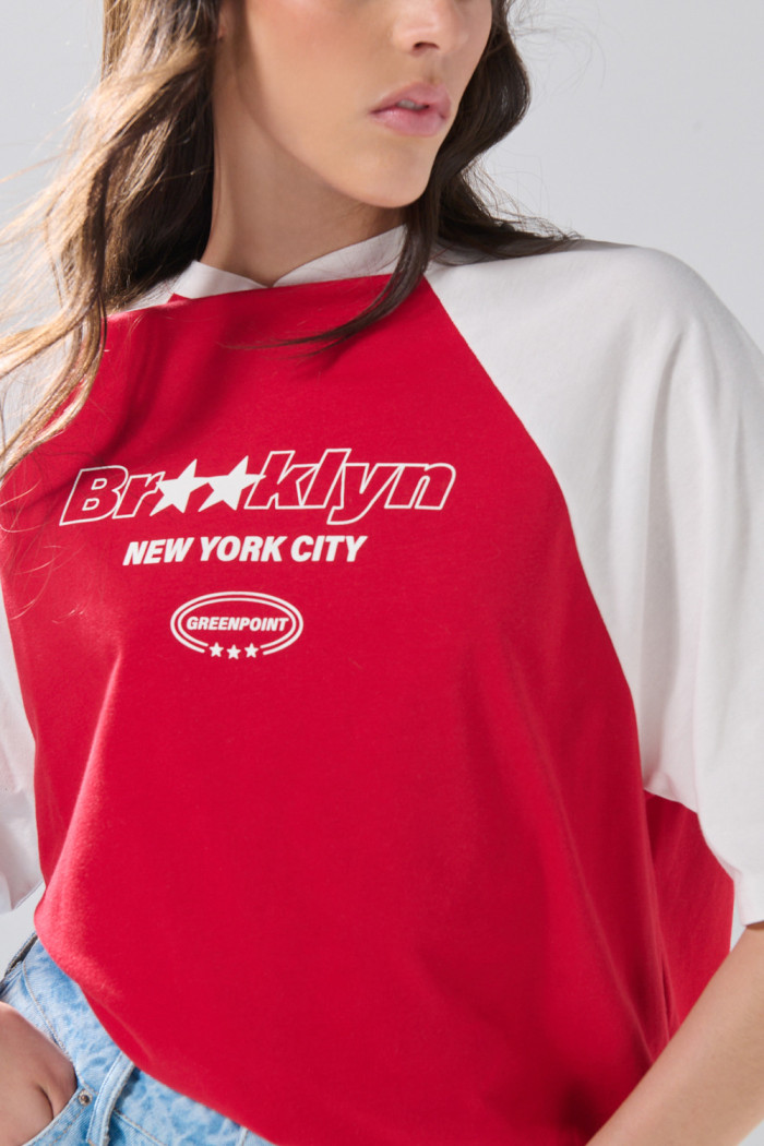 Camiseta oversize roja con manga ranglan y arte college